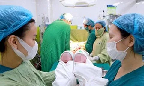 Sản phụ 56 tuổi sinh đôi, hai bé chào đời cách nhau một phút
