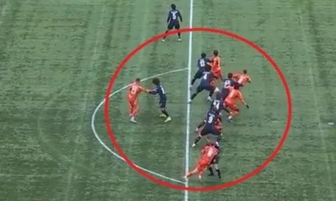 Cảnh tượng điên rồ ở bóng đá Canada