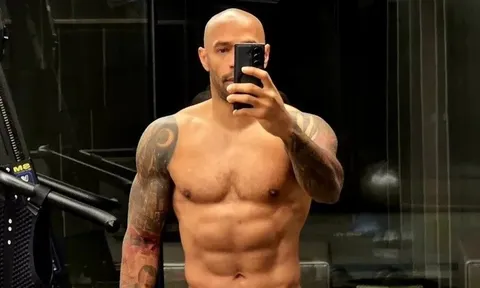 Cơ bắp săn chắc của Henry ở tuổi 48