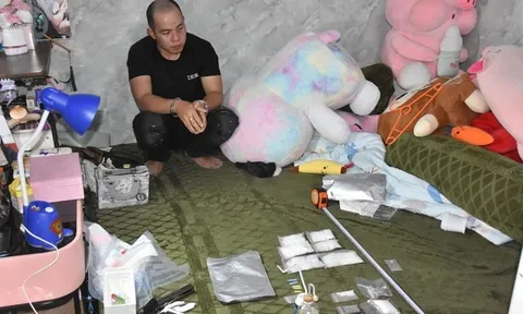 Bắt quả tang 2 đối tượng vận chuyển ma túy, giấu nhiều súng và đạn trong người