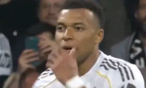 Mbappe sửng sốt với Neuer