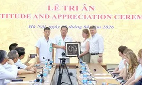 Khoảnh khắc xúc động tại lễ tri ân cô gái Anh 19 tuổi hiến tạng cứu người Việt