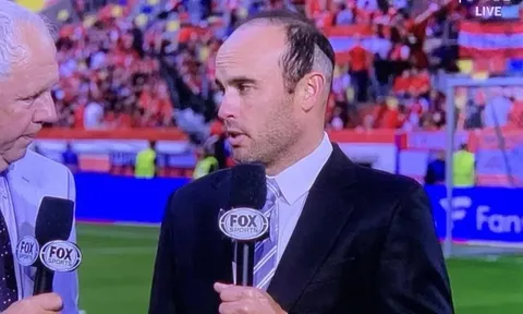 Không nhận ra huyền thoại bóng đá Mỹ