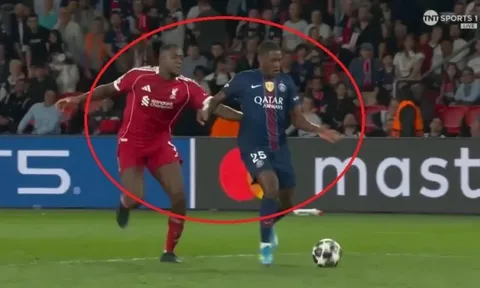 Tranh cãi trong ngày Liverpool thua PSG