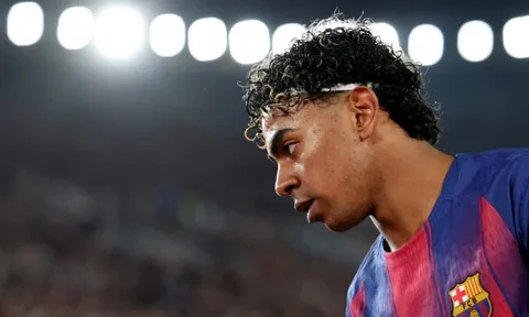 Lamine Yamal bất lực nhìn Barcelona đánh rơi trận đấu