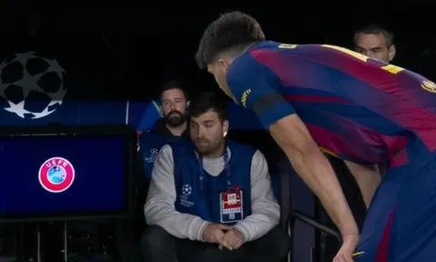Khoảnh khắc liên quan đến VAR khiến fan Barca phẫn nộ