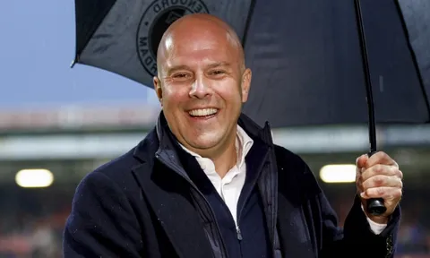 HLV Slot thừa nhận Liverpool may mắn trước PSG