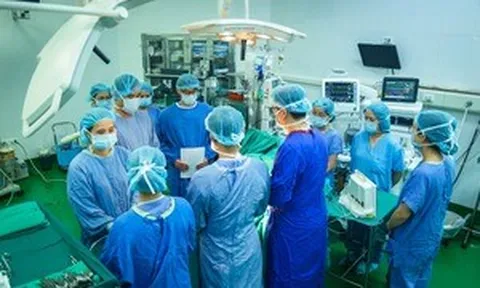 Tiễn biệt cô gái người Anh hiến tạng: 'Bạn đến như lữ khách, rời đi như người hùng'