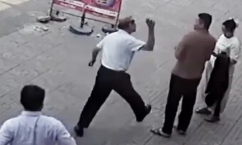 Tài xế taxi dùng gạch tấn công hành khách ở Nghệ An