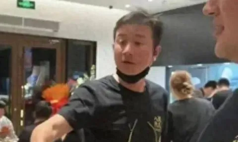 Nam diễn viên nổi tiếng một thời bị bắt gặp đi làm nhân viên quán ăn