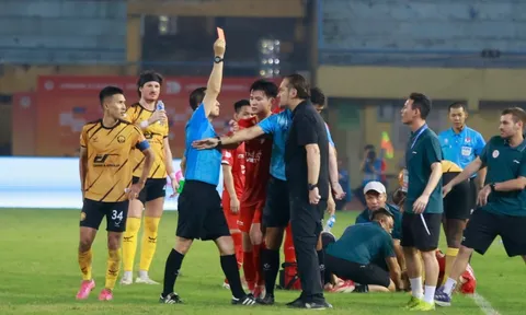 Trợ lý Nguyễn Văn Biển: ‘Tôi bức xúc khi HLV Popov bị thẻ đỏ’