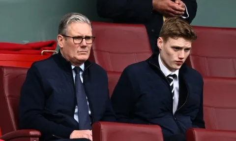 Thủ tướng Anh thất thần nhìn Arsenal thua trận