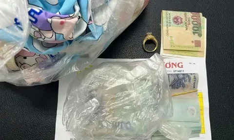 Đang đi dạo biển, nhóm bạn trẻ nhặt được vàng và tiền mặt gần 40 triệu đồng