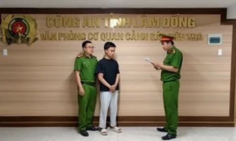 Dùng điện thoại của khách, nhân viên ngân hàng chiếm đoạt 1,7 tỷ đồng