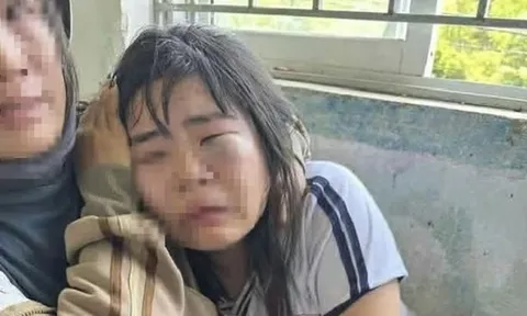 Nữ sinh lớp 7 bị nhóm nam sinh đánh hội đồng trước cổng trường