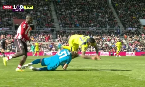 Cầu thủ Tottenham va chạm nhau kinh hoàng