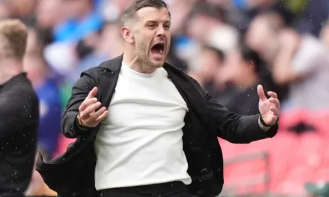 HLV Wilshere giành danh hiệu đầu tiên