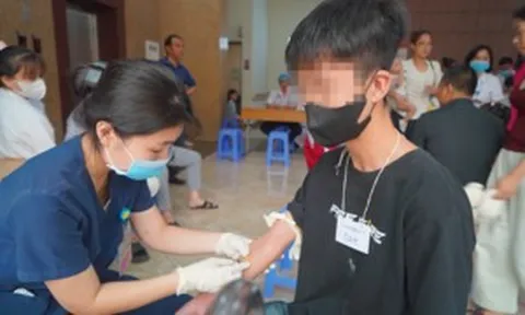 Nước mắt người bà nhặt ve chai và hành trình 16 năm tìm lại nụ cười cho cháu