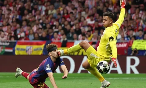 Pha va chạm rợn người của cầu thủ Barca