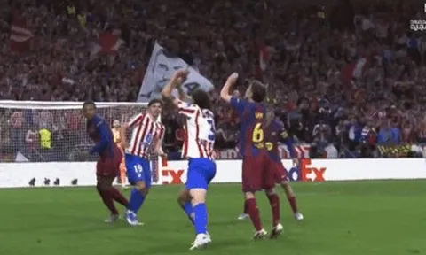 Gavi thoát thẻ đỏ sau pha thúc cùi chỏ