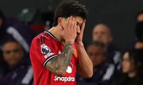 Thẻ đỏ của Martinez bùng nổ tranh cãi