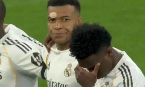 Mbappe lắc đầu trước hành động phản cảm của CĐV Bayern