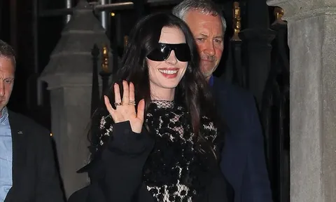 Khán giả dành 'mưa lời khen' khi nữ diễn viên Anne Hathaway diện váy xuyên thấu