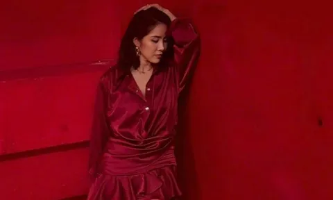 Lê Phương diện váy sơ mi buông cúc hững hờ