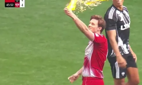 Màn đốt thẻ vàng gây sốt ở Wembley