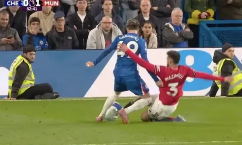 Mazraoui tắc bóng đẳng cấp ngay trong chân Garnacho