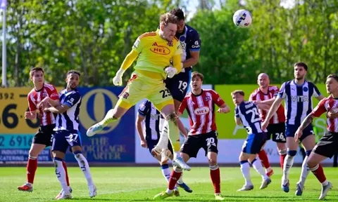 Thủ môn ghi bàn phút 90+6 giúp Cardiff thăng hạng Championship