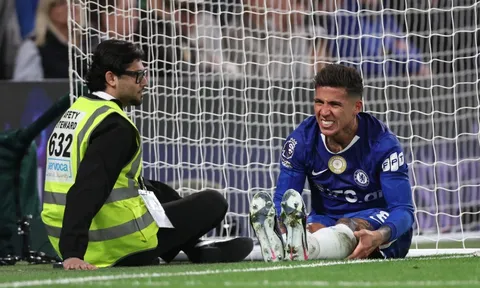 Fernandez bị trừng phạt trong trận thua MU