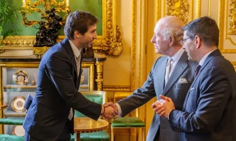 Cái bắt tay gây chú ý của tỷ phú Flamini