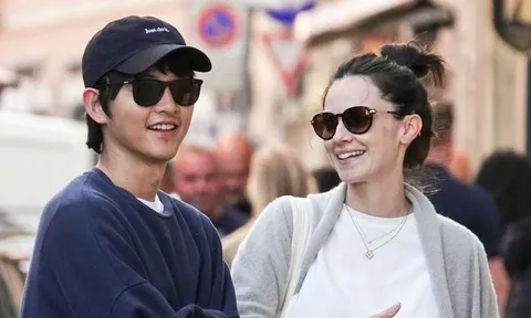 Lần đầu tiên của Song Joong Ki và bà xã Katy Louise Saunders