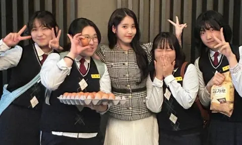 IU khoe hậu trường khác 'một trời một vực' sau cảnh bị ném trứng