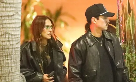 Jessica Alba tình tứ bên bạn trai kém 11 tuổi trên phố