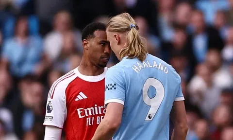 Vì sao Gabriel thoát thẻ đỏ dù húc đầu vào Haaland?