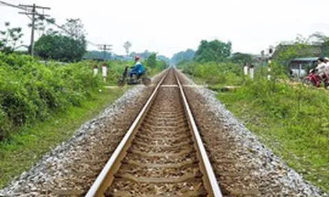 65 vụ tai nạn trong 4 tháng: Lối đi tự mở tiếp tục là “điểm đen" an toàn đường sắt