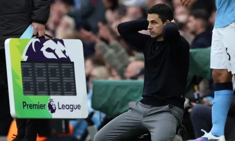 Khoảnh khắc Arteta quỳ gối nói lên tất cả về Arsenal