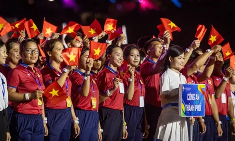 Hàng nghìn người diễu hành, rước đuốc khai mạc Đại hội TDTT TP.HCM