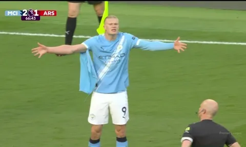 Haaland tức giận vì bị xé rách áo