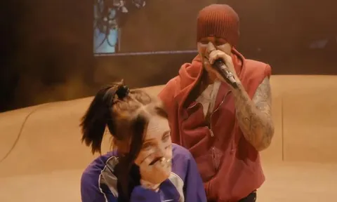 Justin Bieber gây sốt khi hát tặng Billie Eilish ngay trên sân khấu Coachella