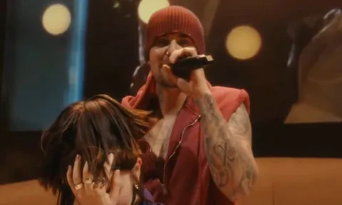 Hailey Bieber đứng sau màn đẩy Billie Eilish lên sân khấu cùng Justin Bieber