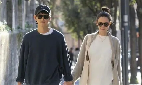 Song Joong Ki lần đầu cùng Katy Louise Saunders xuất hiện tại sự kiện, nhan sắc bà xã 'gây bão'