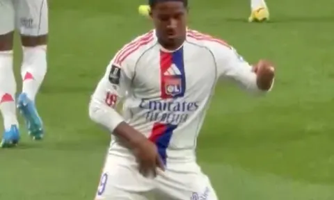 Hakimi 'nóng mặt' vì điệu nhảy ăn mừng của Endrick