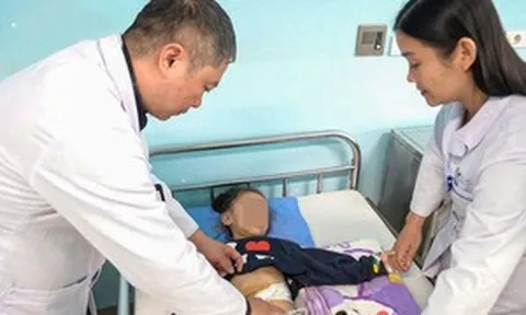 Bé gái 8 tuổi mắc khối u đầu tụy phức tạp, bác sĩ khẳng định tài năng bóc tách