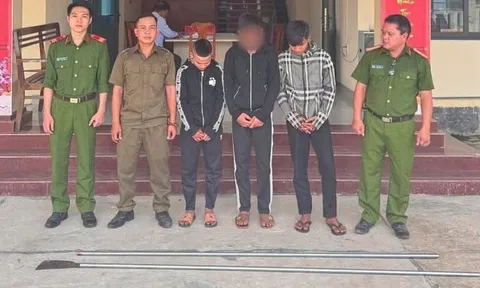 Ba thanh niên 18 tuổi bị triệu tập vì lạng lách, "múa dao" phóng lợn trên đường