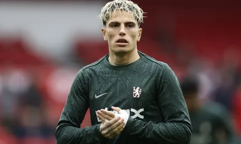 Garnacho bị tất cả quay lưng