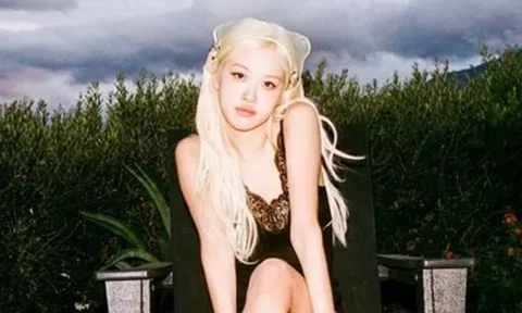 Rosé (BLACKPINK) khoe vẻ ngoài cuốn hút