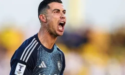 Phản ứng của Ronaldo khi fan gọi tên Messi